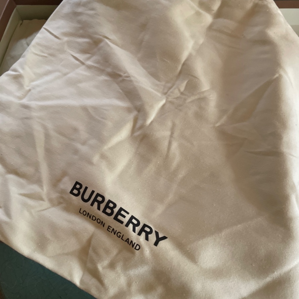 Burberry shoes - Picture 2 of 4